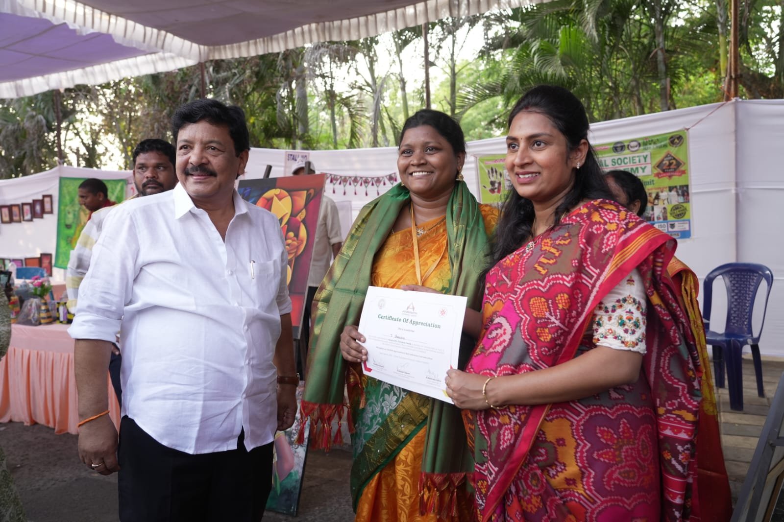 Cultural Minister congratulates for participating in art exhibition
