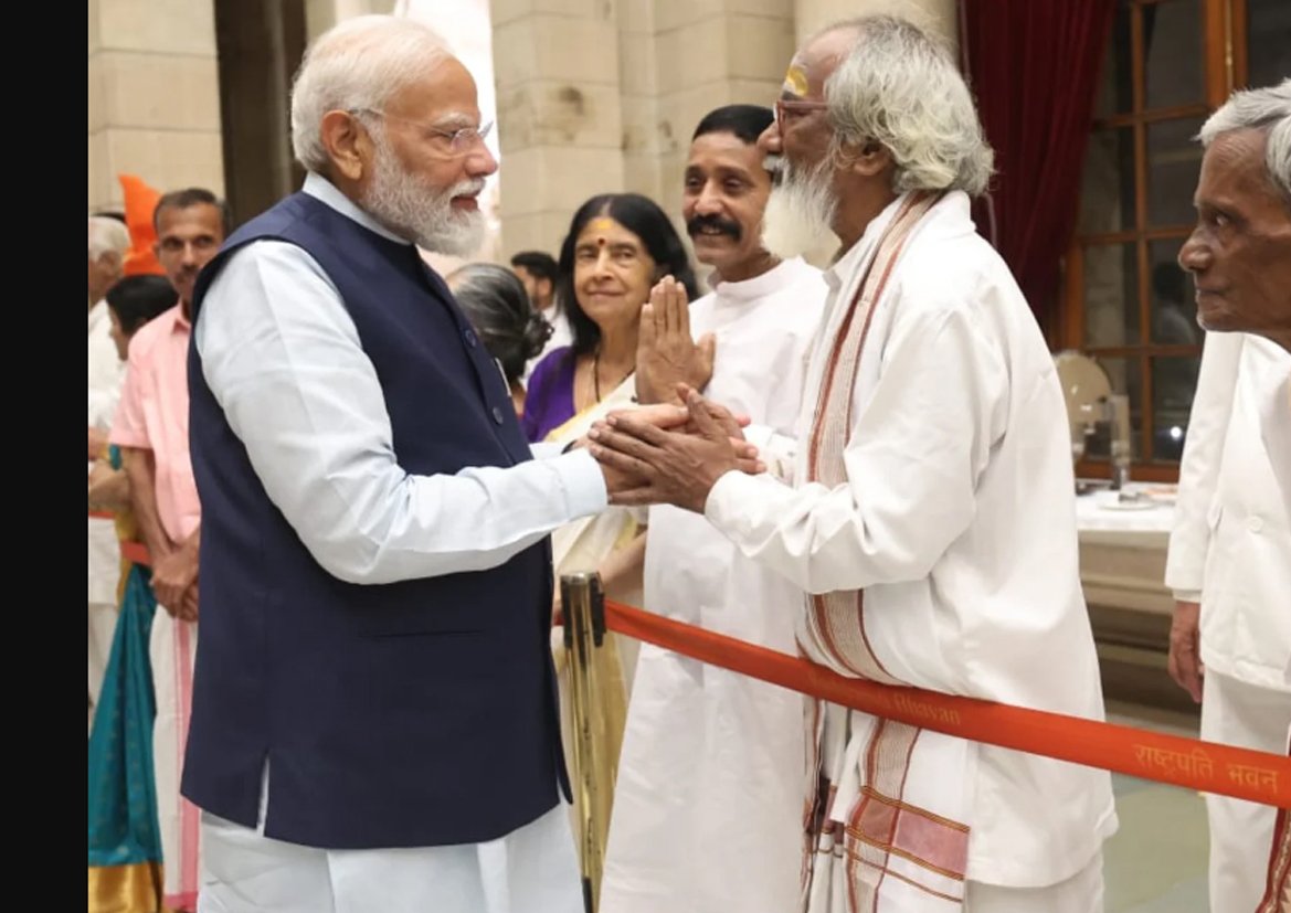 PM Narendra Modi Congratulates Padma Shri Dr. Velu Anandachari at Rashtrapati Bhavan